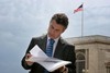 Foto: I�igo Urkullu revisa unos documentos en su visita a Washington