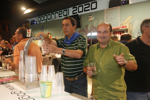 Foto: Concejales de Bilbao, Diputados y Burukides poniendo tragos en Gogorregi.