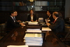 Foto: La delegaci�n se reune con Raija Vahasalo , miembro del Parlamento Finland�s