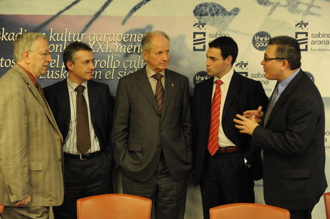 Foto: I�igo Urkullu con los ponentes del taller