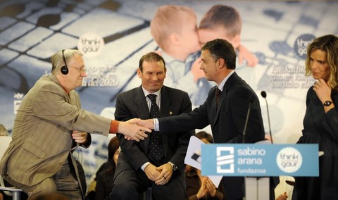 Argazkia: I�igo Urkullu G�rald Grandmont aditua agurtzen du 