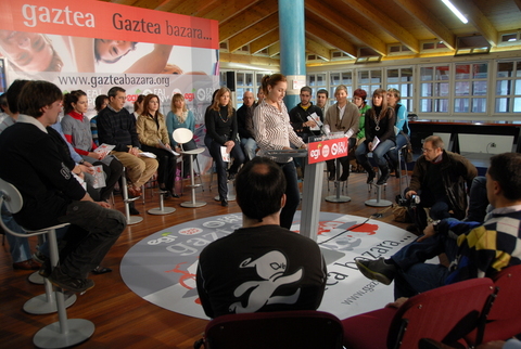 Foto: El discurso de inicio del acto lo realiz� una representante de EGI , Irati Gondra 