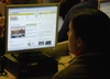 Foto: Un participante del acto trabajando con la nueva p�gina web www.eaj-pnv.eu