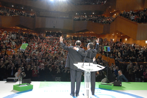 Foto: I�igo Urkullu y el Lehendakari Ibarretxe saludan a los asistentes al acto 
